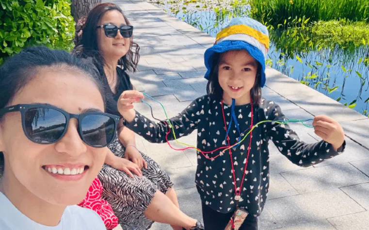中国女篮迪拉娜在社交媒体上分享每日新闻：家人团聚